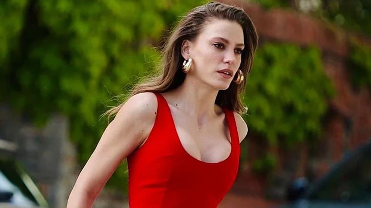 Serenay Sarıkaya geri döndü