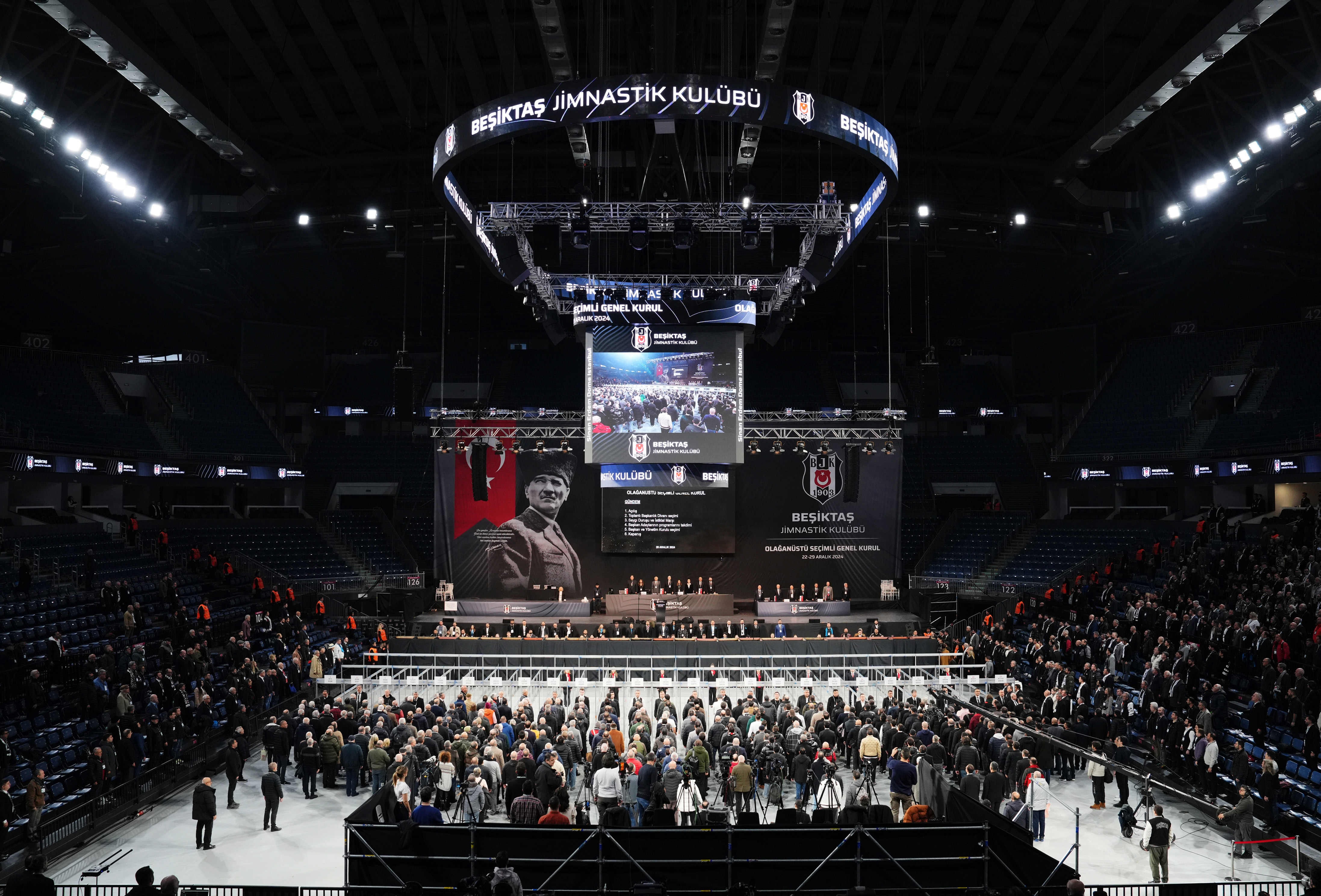Beşiktaş'ta başkan adayları listelerini açıkladı