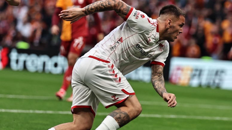 Galatasaray taraftarından Manaj'a protesto