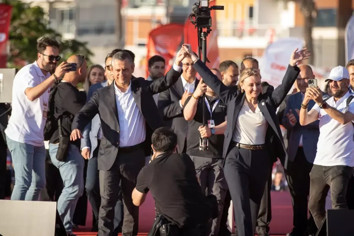 CHP'ye yeni milletvekili! Rozetini Özel mitingde taktı