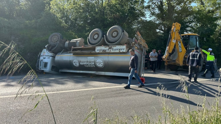 Sakarya'da feci ölüm! Devrilen tankerin altında kaldı