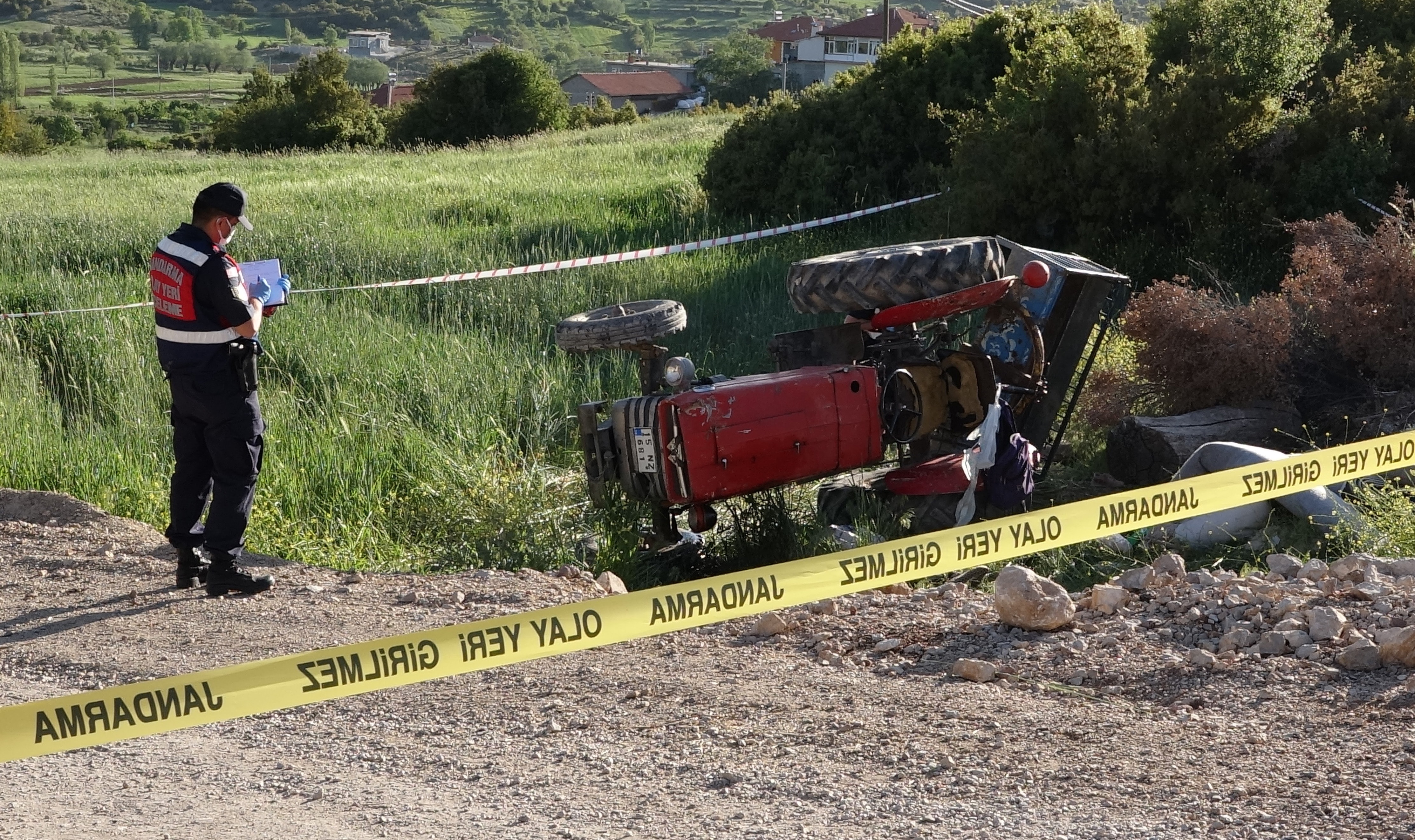 11 yaşındaki Edanur şarampole devrilen traktörde can verdi!