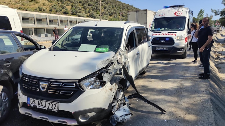 Direksiyon başında rahatsızlandı: 3 araca çarparak durabildi