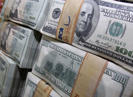 Şirketlerin döviz açığı nisanda 205,6 milyar dolara yükseldiTCMB verilerine göre finansal kesim dışındaki firmaların net döviz pozisyonu açığı nisanda 9,4 milyar dolar artış gösterdi. Döviz yükümlülüklerindeki hızlı yükseliş, şirketlerin kur riskini büyüttü.