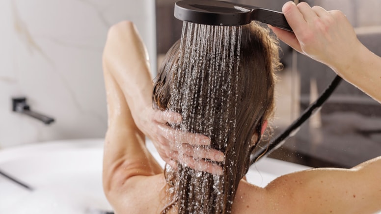 Duşta yapılan bu hata idrar kaçırmanıza sebep oluyor