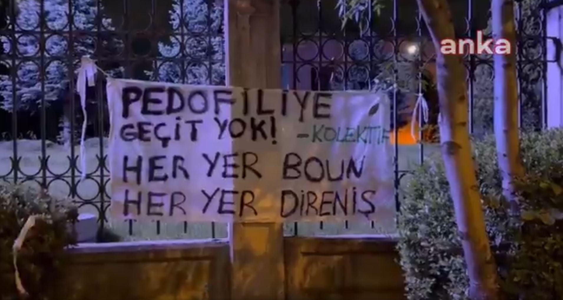 Diyanet'e pankartlı protesto: “Pedofiliye geçit yok!