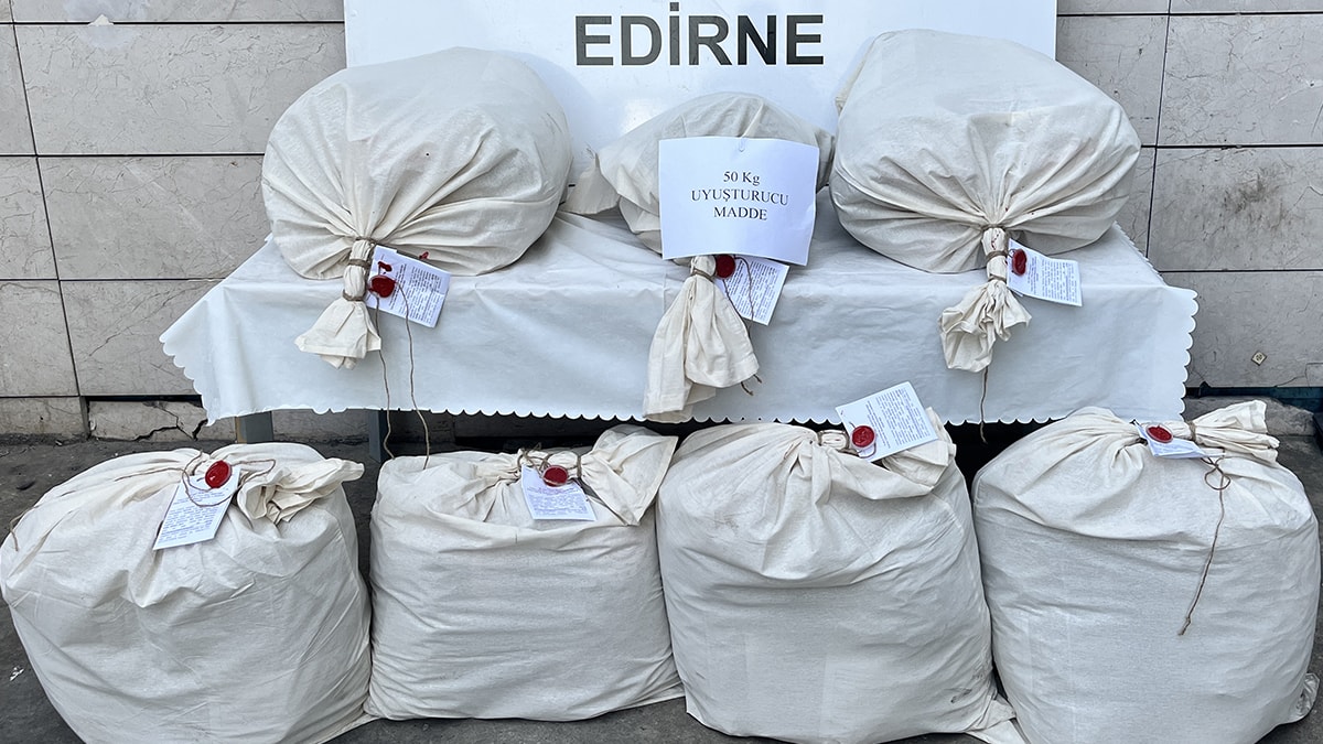 Minibüsün televizyon ünitesine gizlemişler! Tam 49 kilo 866 gram ele geçirildi