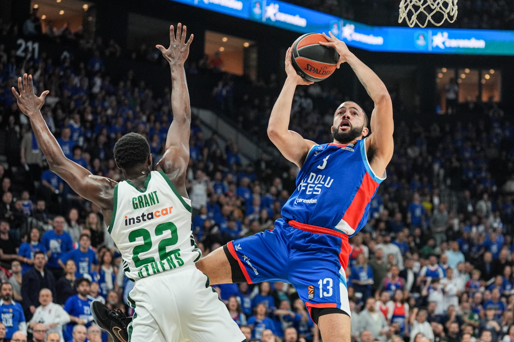 Panathinaikos'u yenen Anadolu Efes seriyi son maça taşıdı