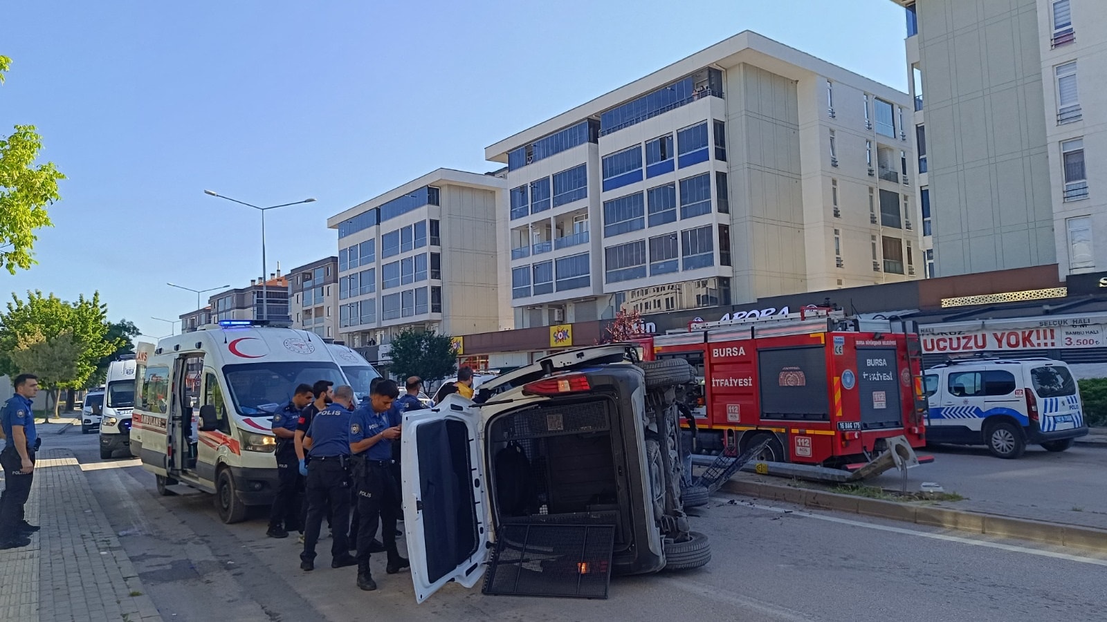 İhbara giden polisler kaza yaptı: 2'si polis, 5 yaralı