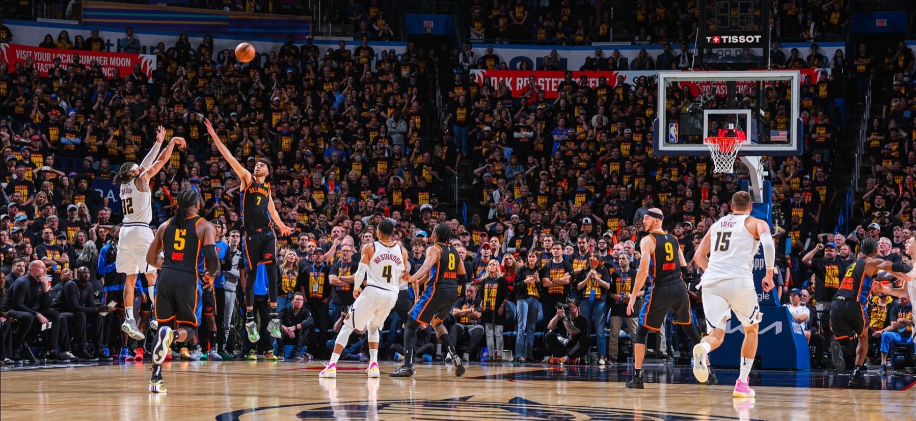 Gordon son saniyede attı! Nuggets ilk maçı aldı