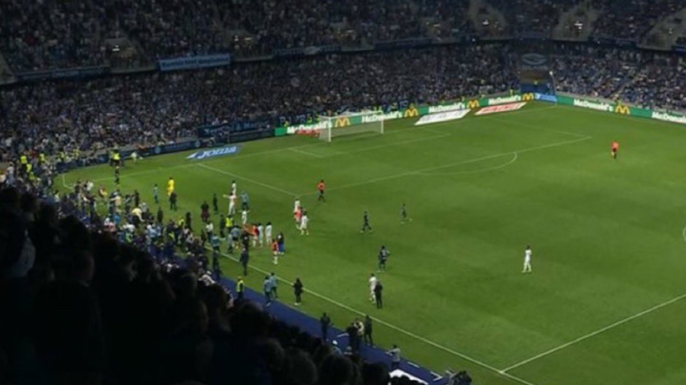 Fransa'da olaylı maç! Taraftarlar sahaya girmeye çalıştı!