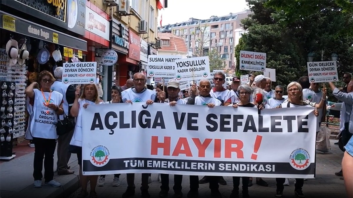 Emekliler sokağa indi, ikramiye taleplerini dile getirdi