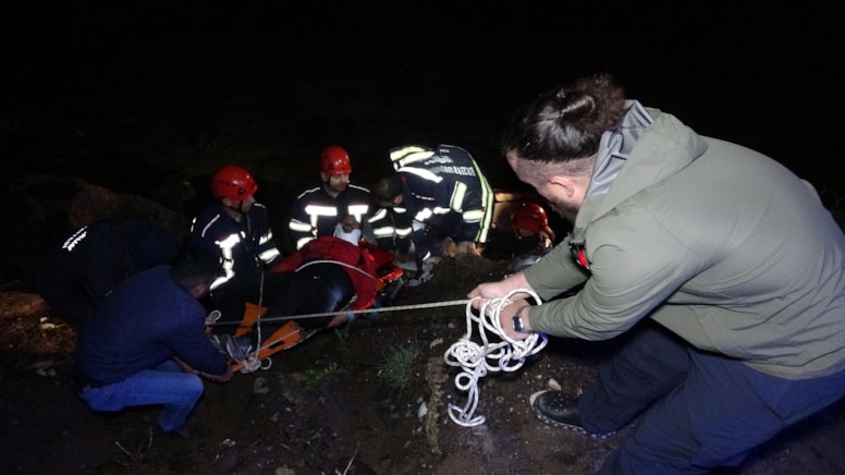 Otomobil dereye uçtu! Palandöken'de can pazarı
