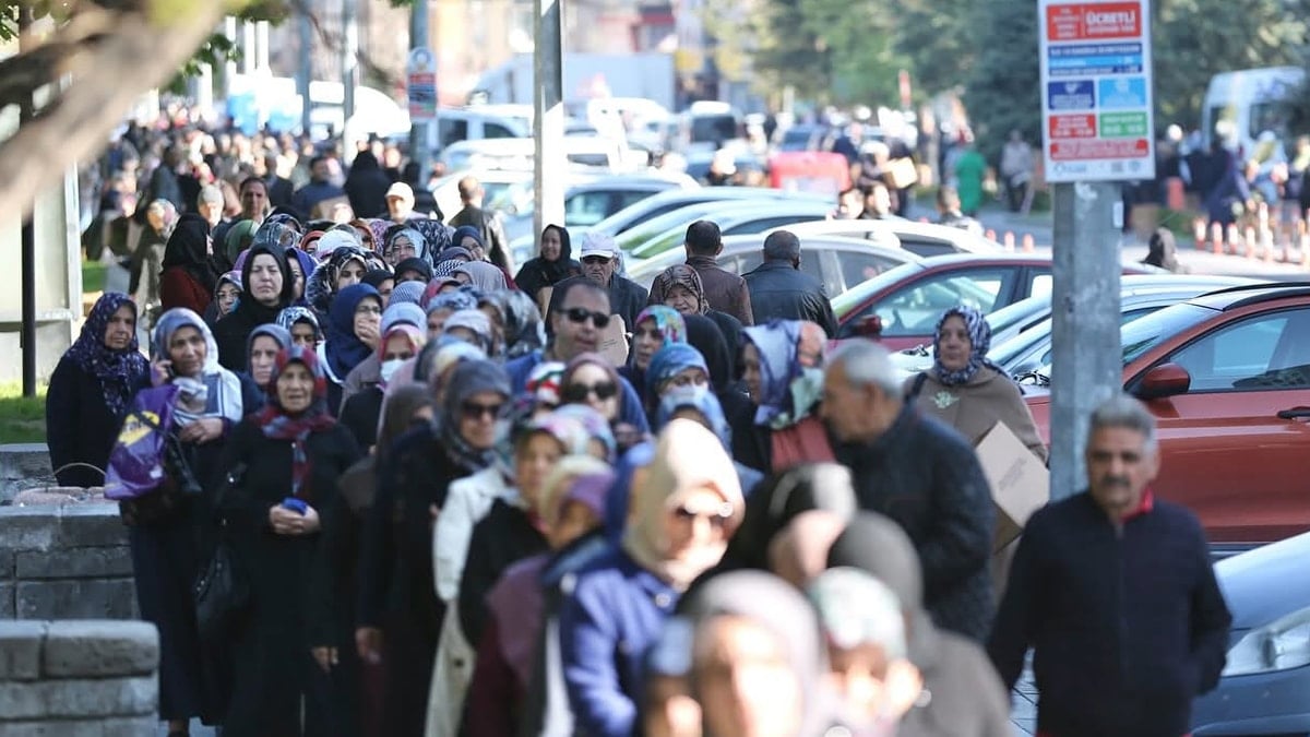 Sebze fiyatları arttı vatandaş bedava fide kuyruğuna girdi