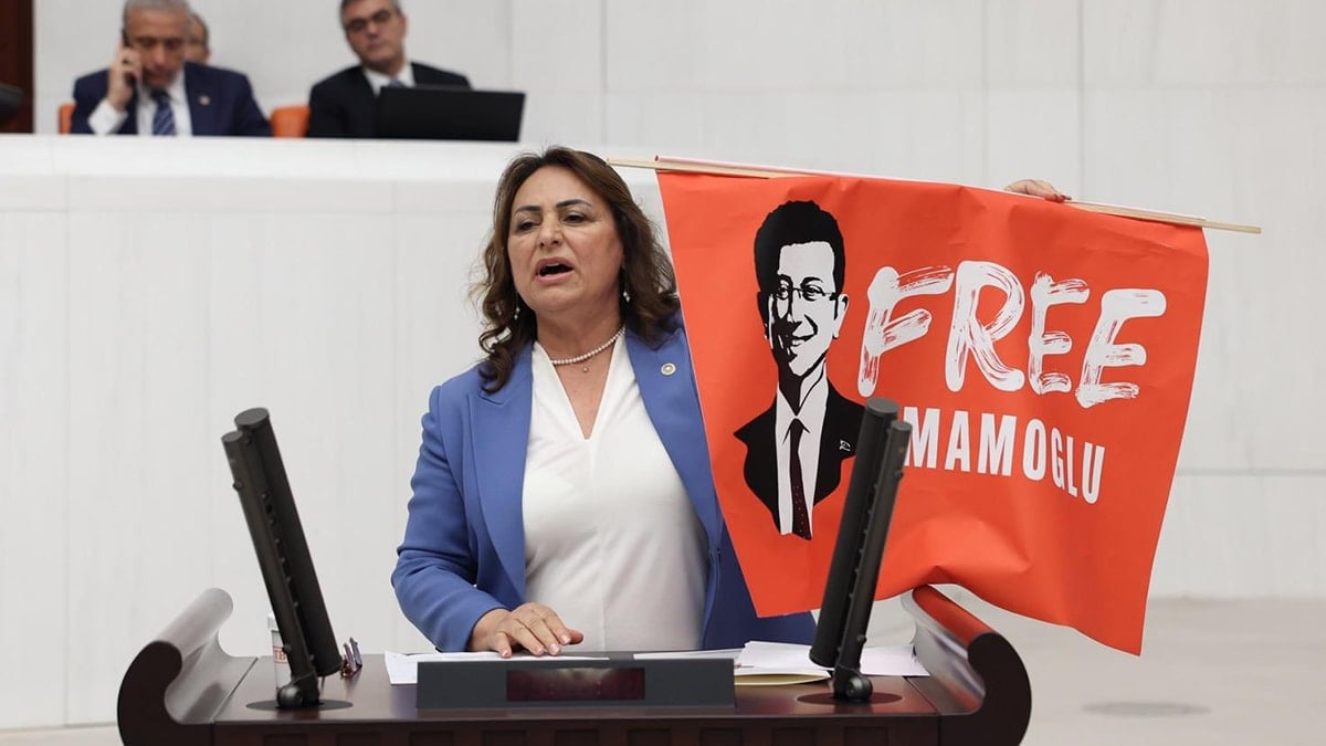 Meclis kürsüsünde Free İmamoğlu pankartı