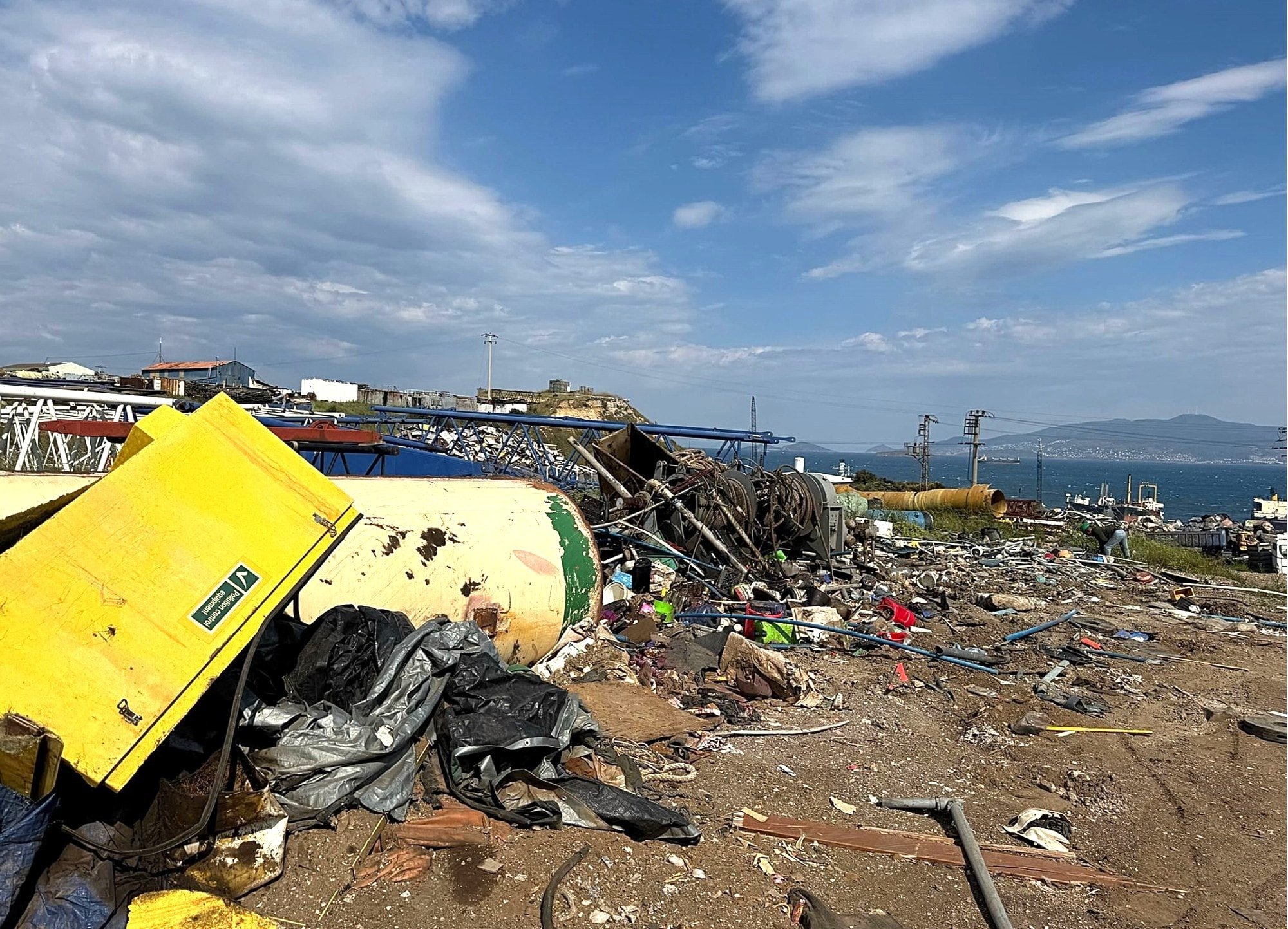 İzmir Aliağa’da 15 bin ton zehirli atık insan ve çevre sağlığını tehdit ediyor