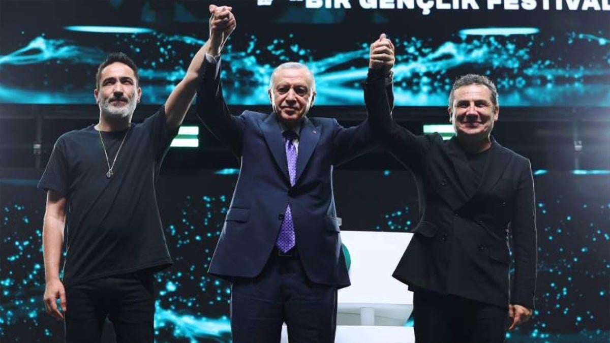Sagopa Kajmer ve Ferhat Göçer Erdoğan'la el ele sahneye geldi