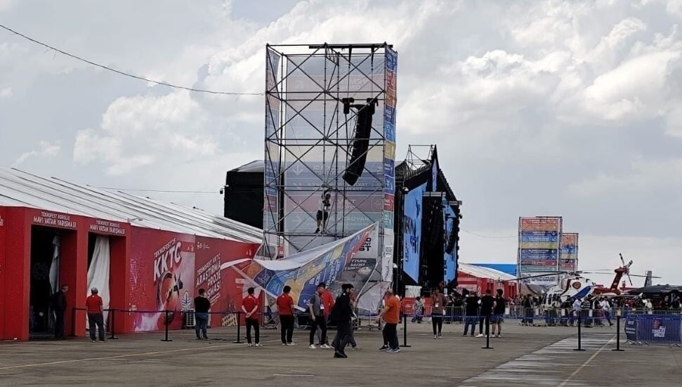 KKTC'de düzenlenen TEKNOFEST'te reklam panosu devrildi: Yaralılar var
