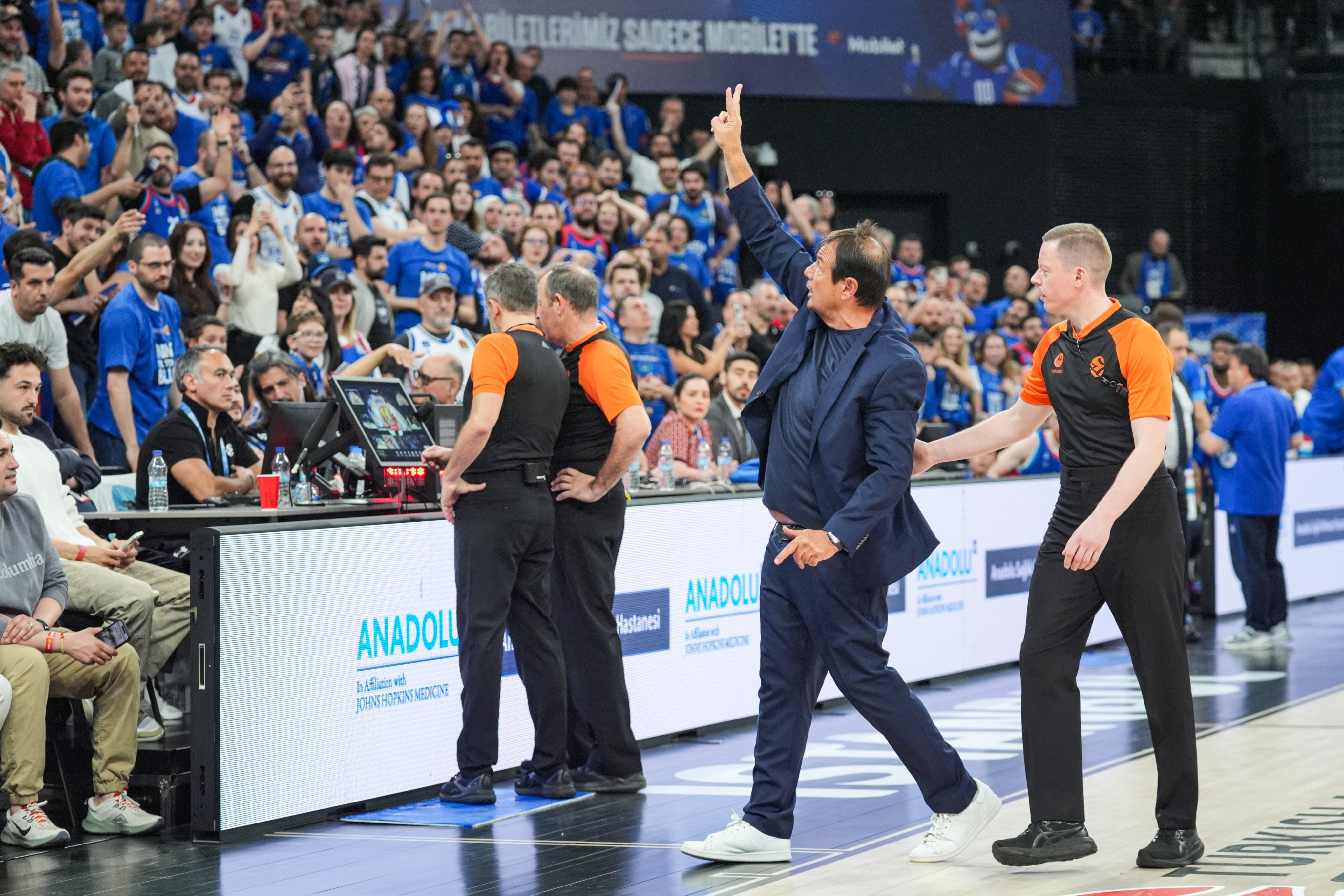 Anadolu Efes taraftarı ile Ergin Ataman arasında gerginlik