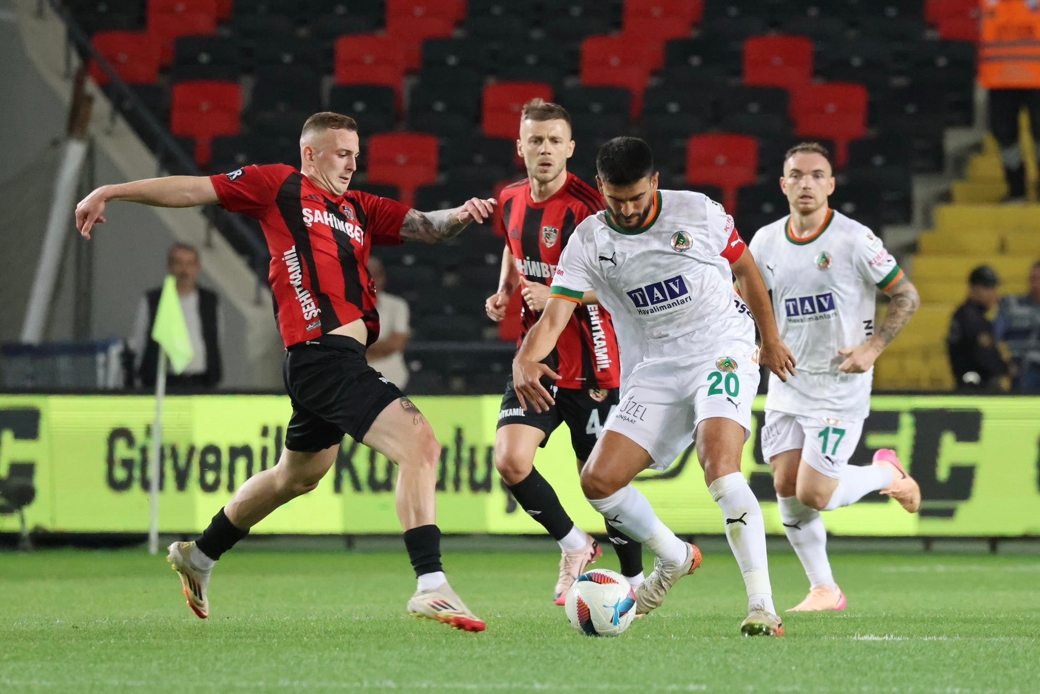 Alanyaspor'dan kritik zafer