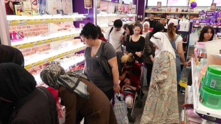 Kapısında kuyruklar oluştu! Yüzde 75 indirim yapıldı, tüm ürünler kapış kapış gitti