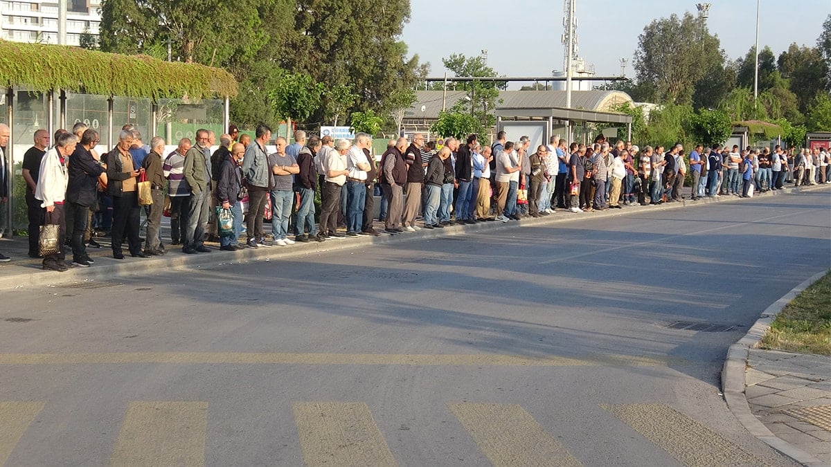 Bu sabah çekildi: 23 bin kişi iş bıraktı, duraklardaki kuyruğun ucu bucağı yok