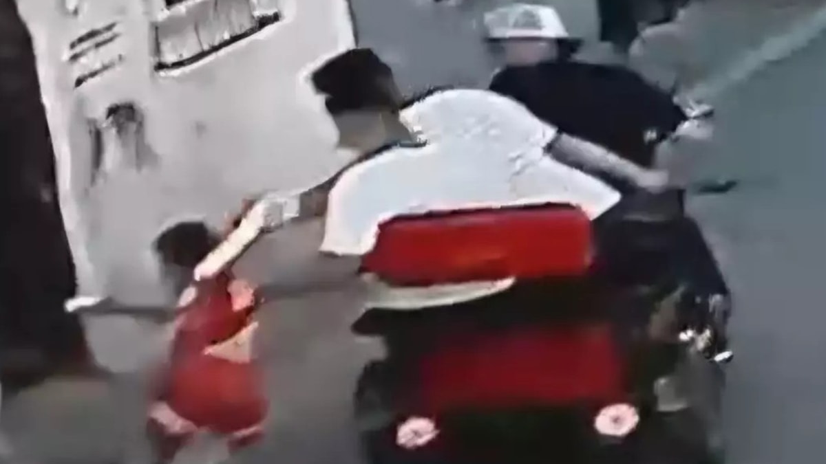 Galatasaray formalı 8 yaşındaki çocuğu yerlerde sürüklediler