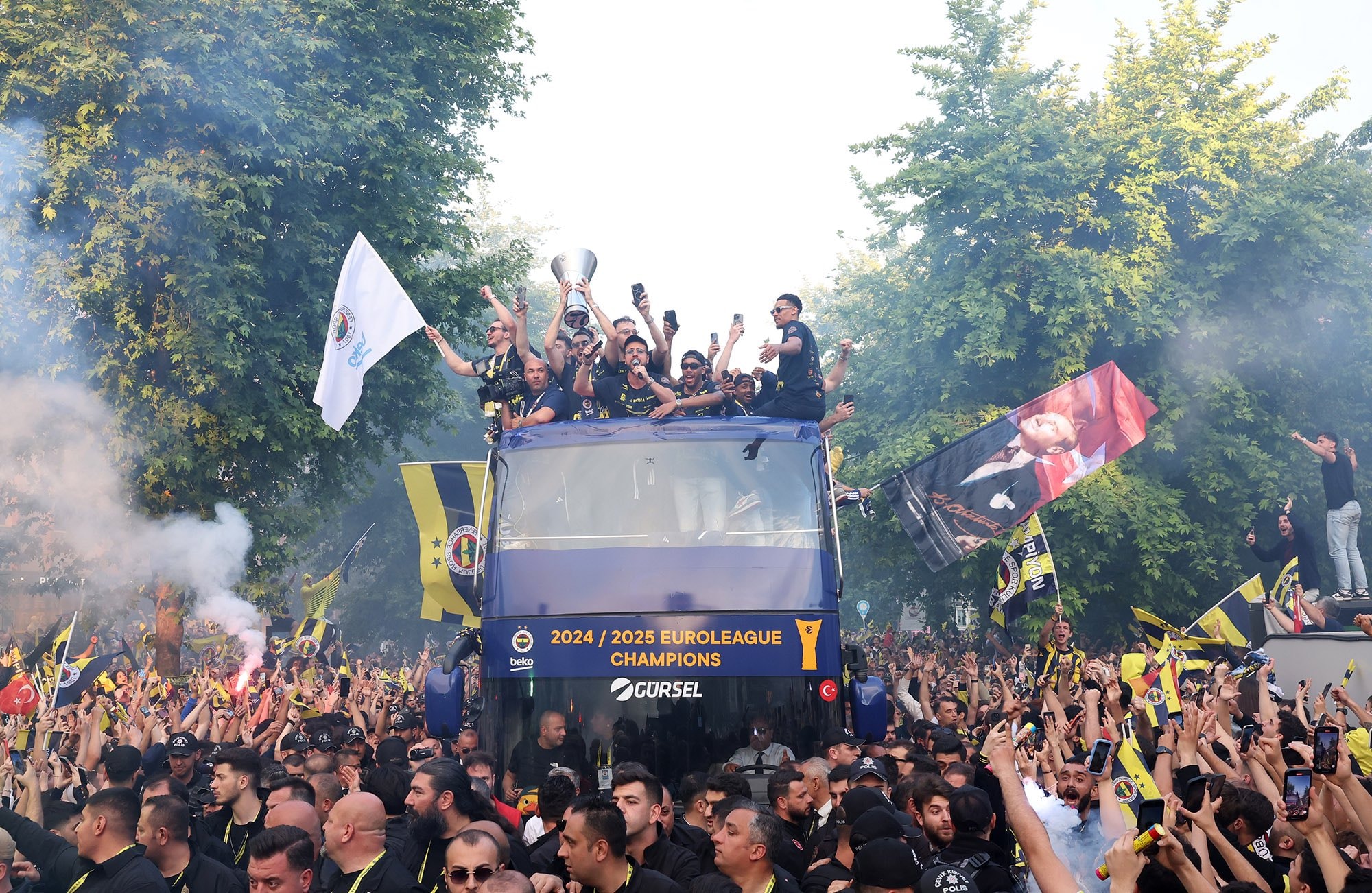 Fenerbahçe Beko'nun yıldızları konuştu: 'Zıplayarak birbirimize sarıldık'