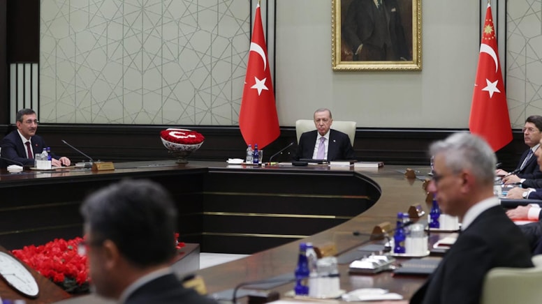 Bahçeli'den kabineye ay yıldızlı çiçek jesti