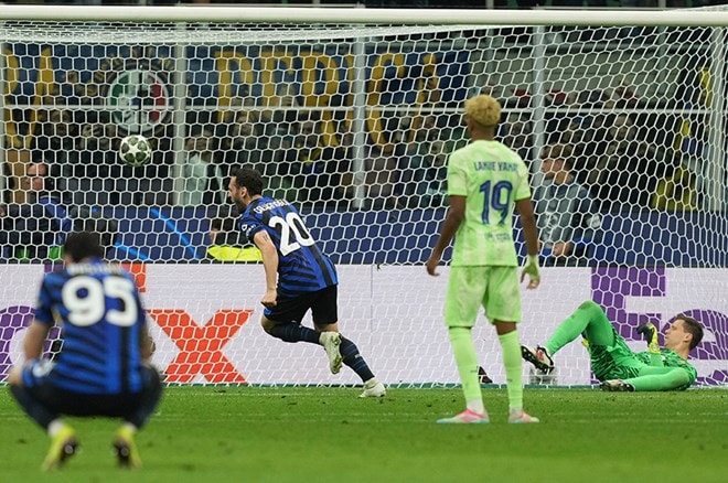 Hakan Çalhanoğlu Türk tarihine geçti! Attığı penaltı olay oldu...