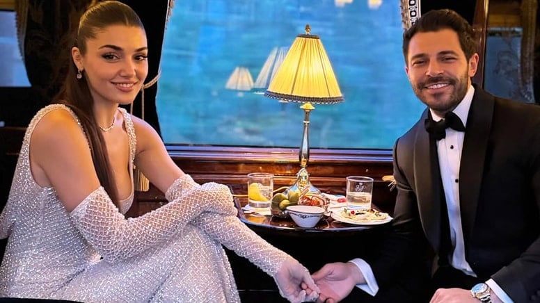 Hande Erçel ve Hakan Sabancı Roma-Paris treninde aşka geldi