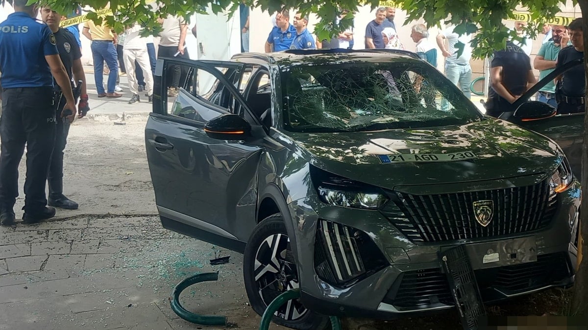 Bir araç hastane bahçesindekilerin arasına daldı: Bir kişi öldü!