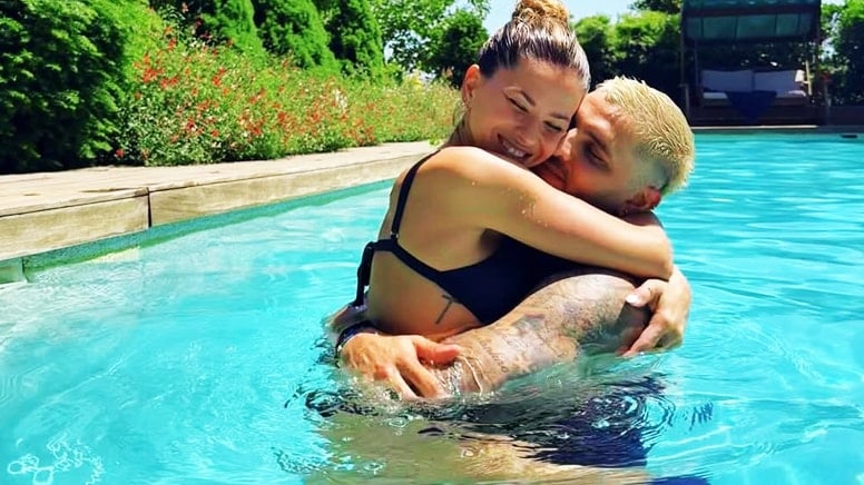 Mauro Icardi, China Suarez ile evinin havuzunda aşk perçinledi