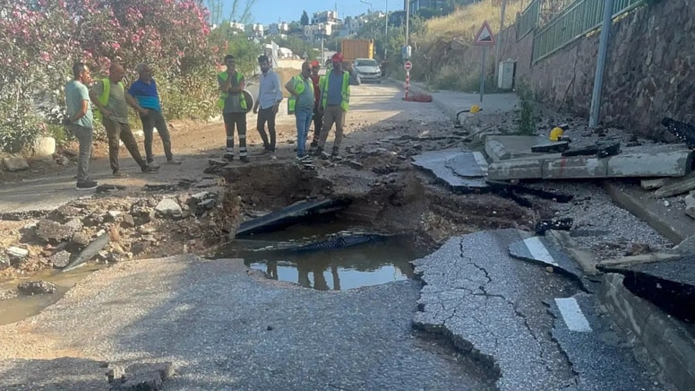 İsale hattı bomba gibi patladı, evler ve araçlar zarar gördü