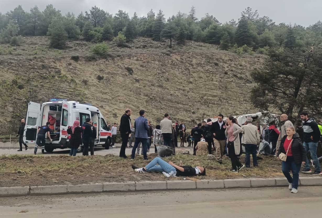 Yağmur kaza getirdi! Yolcu midibüsü devrildi: 16 yaralı