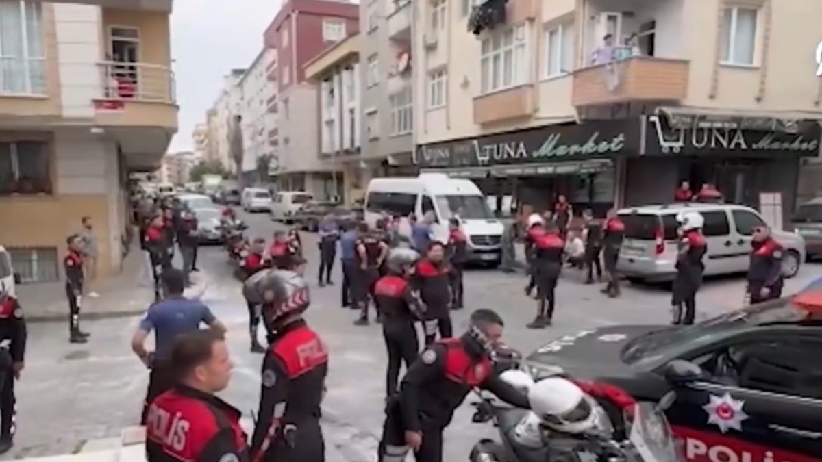 İstanbul'da polise bıçakla saldırmaya çalıştı: Silahla etkisiz hale getirildi