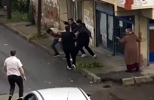 Trafikte bıçaklı yol verme kavgası!