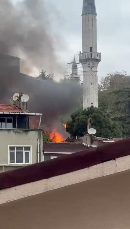 Fatih’te 3 gecekonduda birden yangın!