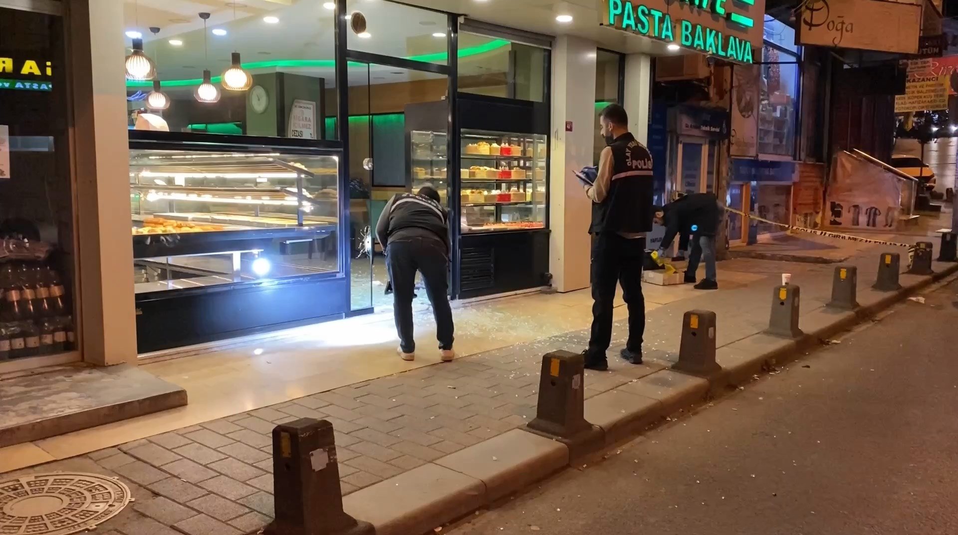 Sokakta karşıladığı husumetlileri sığındığı kafeyi kurşunladı