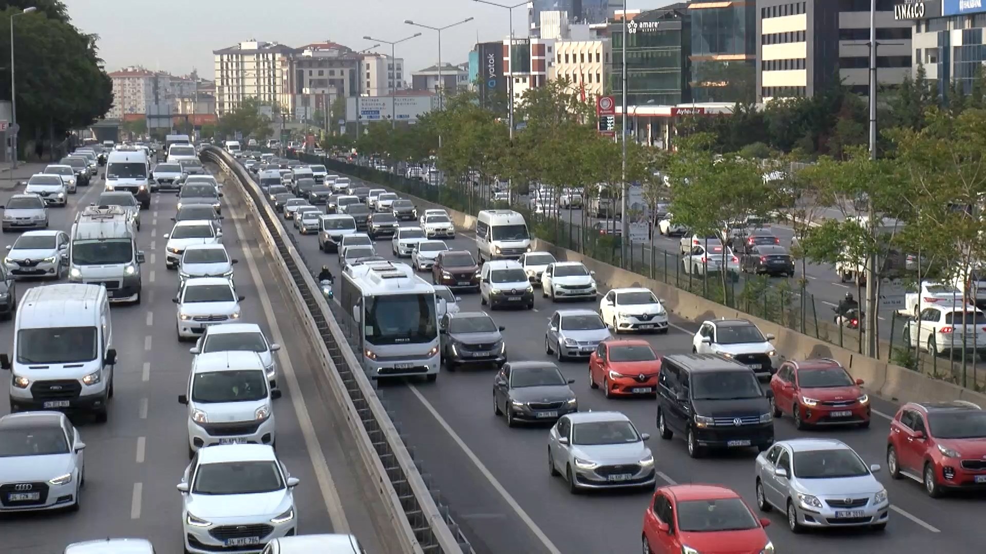 İstanbul'da manzara yine şaşırtmadı! Trafik işe gidenleri çıldırttı