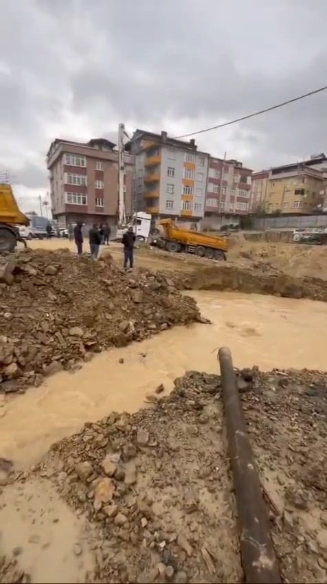 Sultangazi'de  boru patladı, cadde ve sokakları su bastı