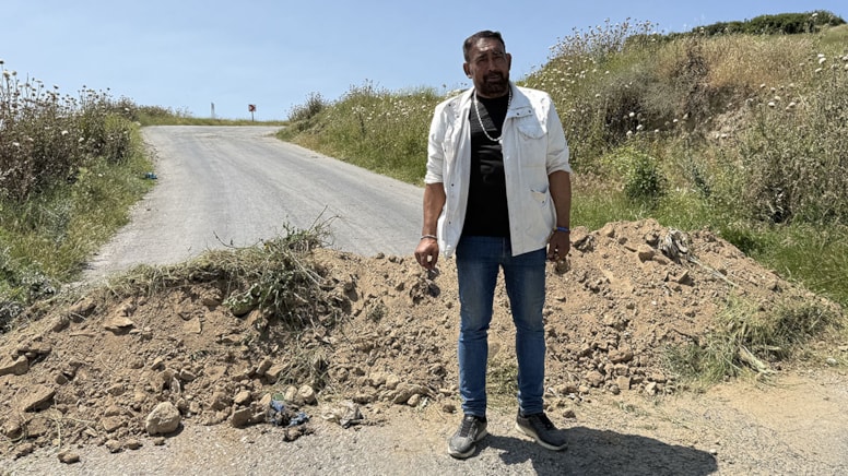 'Benden izin alınmadı' dedi, yolu trafiğe kapattı