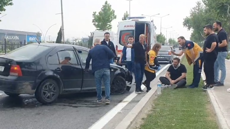 Kaldırım ile yön tabelasına çarptı, ölümü ucuz atlattı