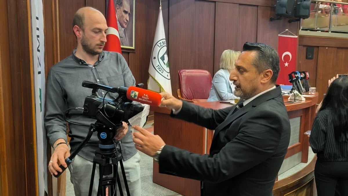 MHP’li meclis üyesi belediyenin kamerasına bant çekti, CHP’den cevap gecikmedi