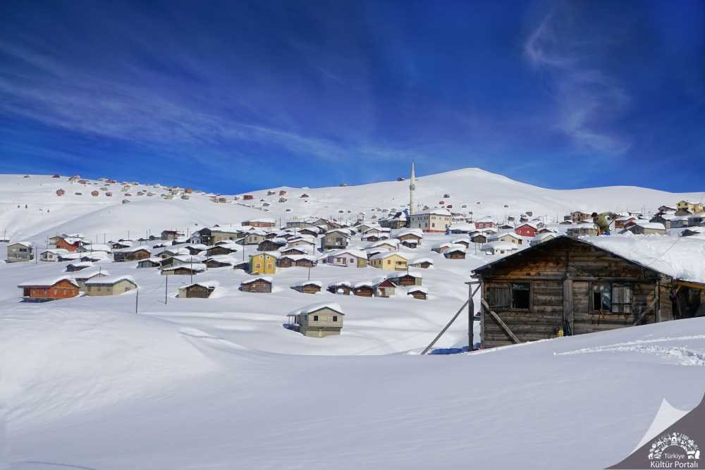 Rize'de yayla yollarında karla mücadele sürüyor