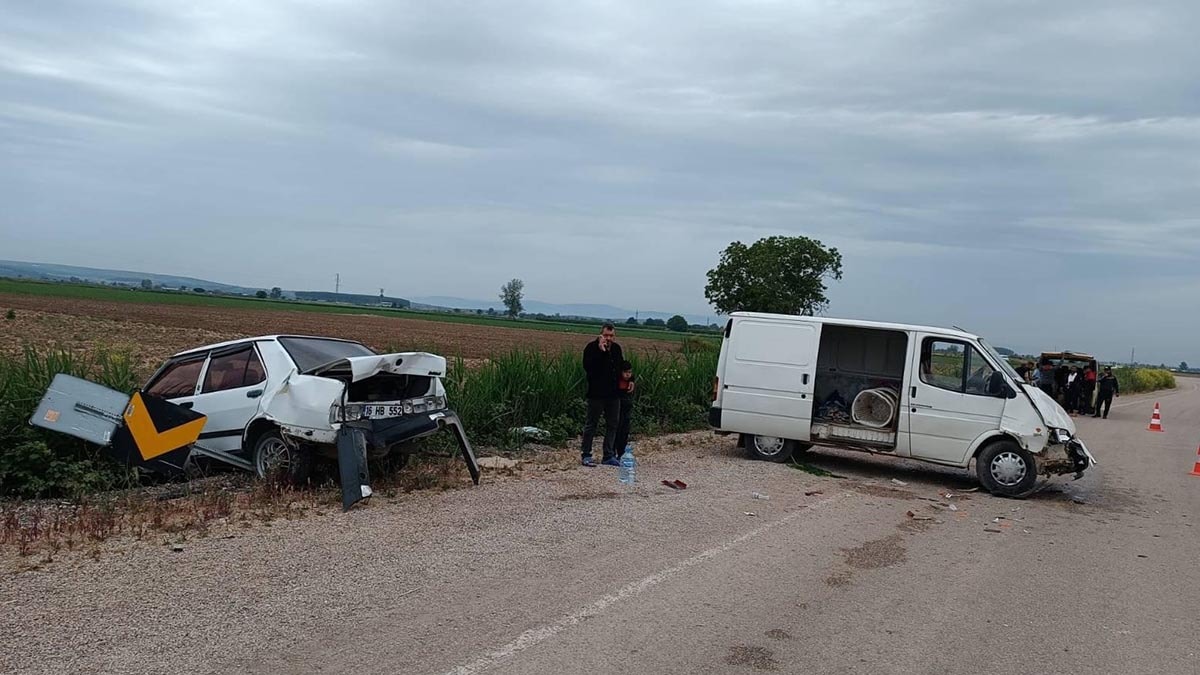 Minibüs, park halindeki otomobile çarptı: 8 yaralı