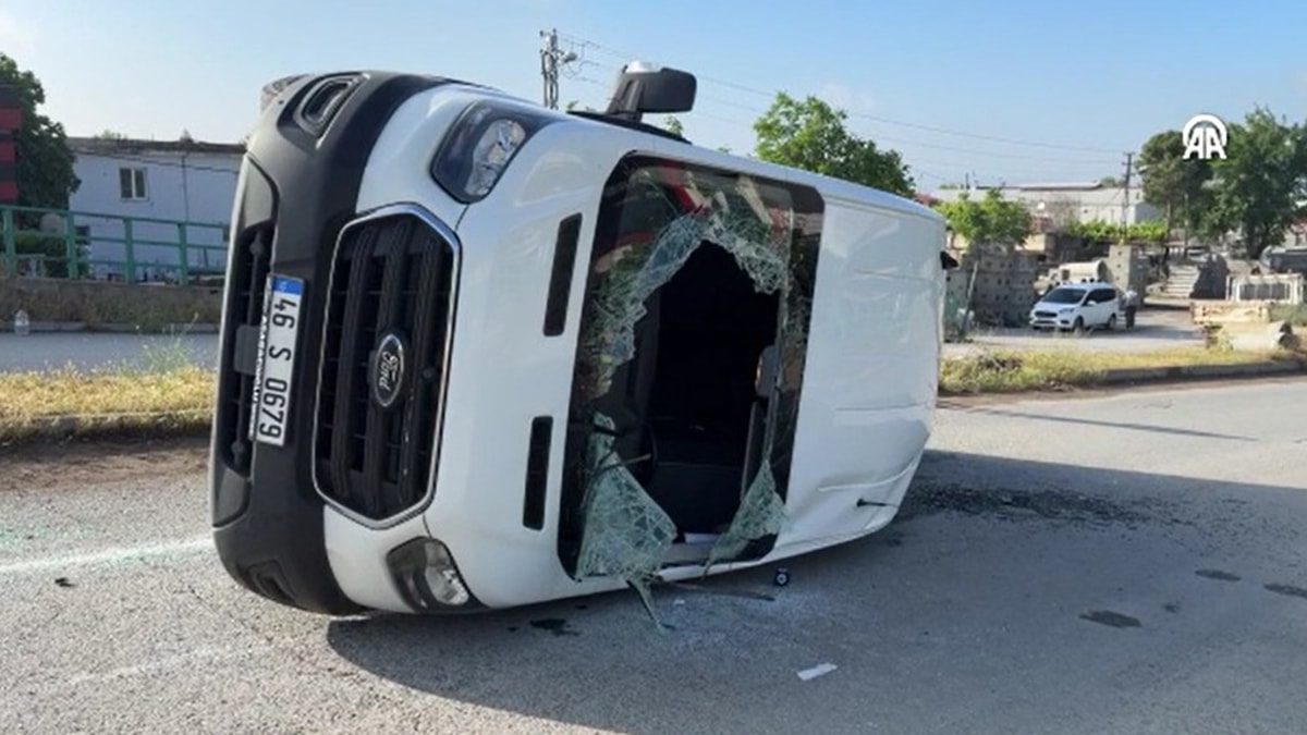 İşçi servisi ile otomobil çarpıştı: 12 kişi yaralandı