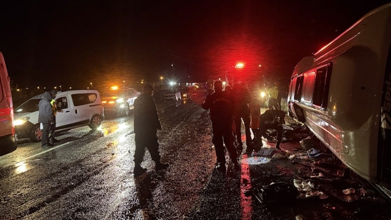 Minibüs devrildi: 1 kişi ölü, 22 kişi yaralandı