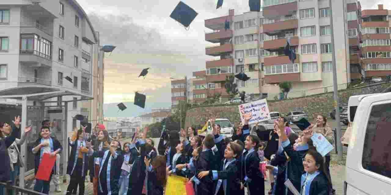 Öğrencilerinden kanser tedavisi gören öğretmenlerine yürek burkan sürpriz