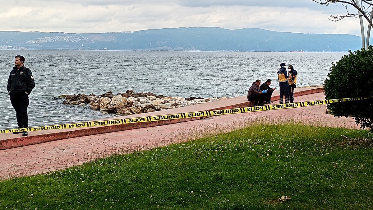 Vatandaşlar fark etti, polise haber verdi: Sahildeki kayalıklarda erkek cesedi bulundu
